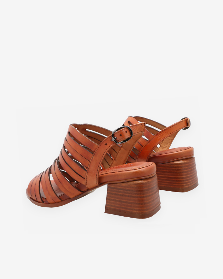 La sandale en cuir marron à talon